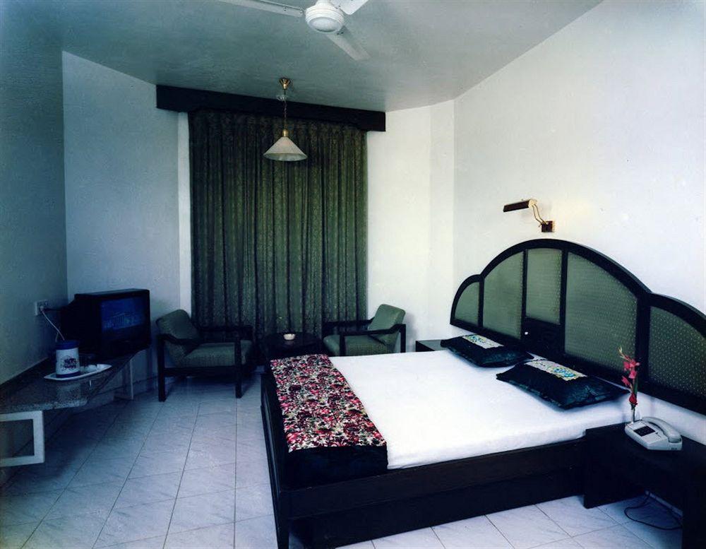 Hotel Ashish Plaza Poona Buitenkant foto