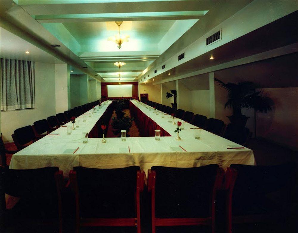 Hotel Ashish Plaza Poona Buitenkant foto
