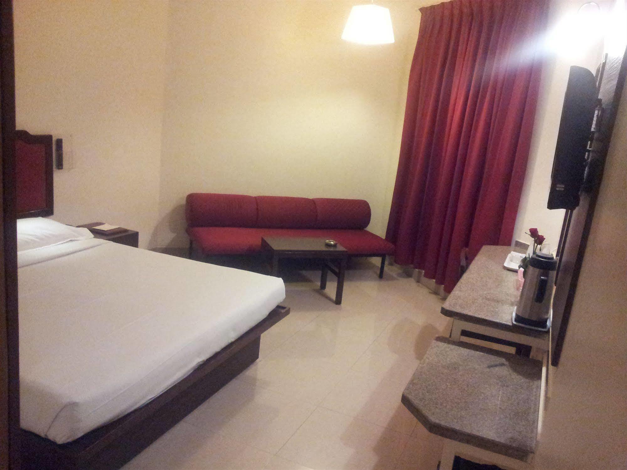 Hotel Ashish Plaza Poona Buitenkant foto