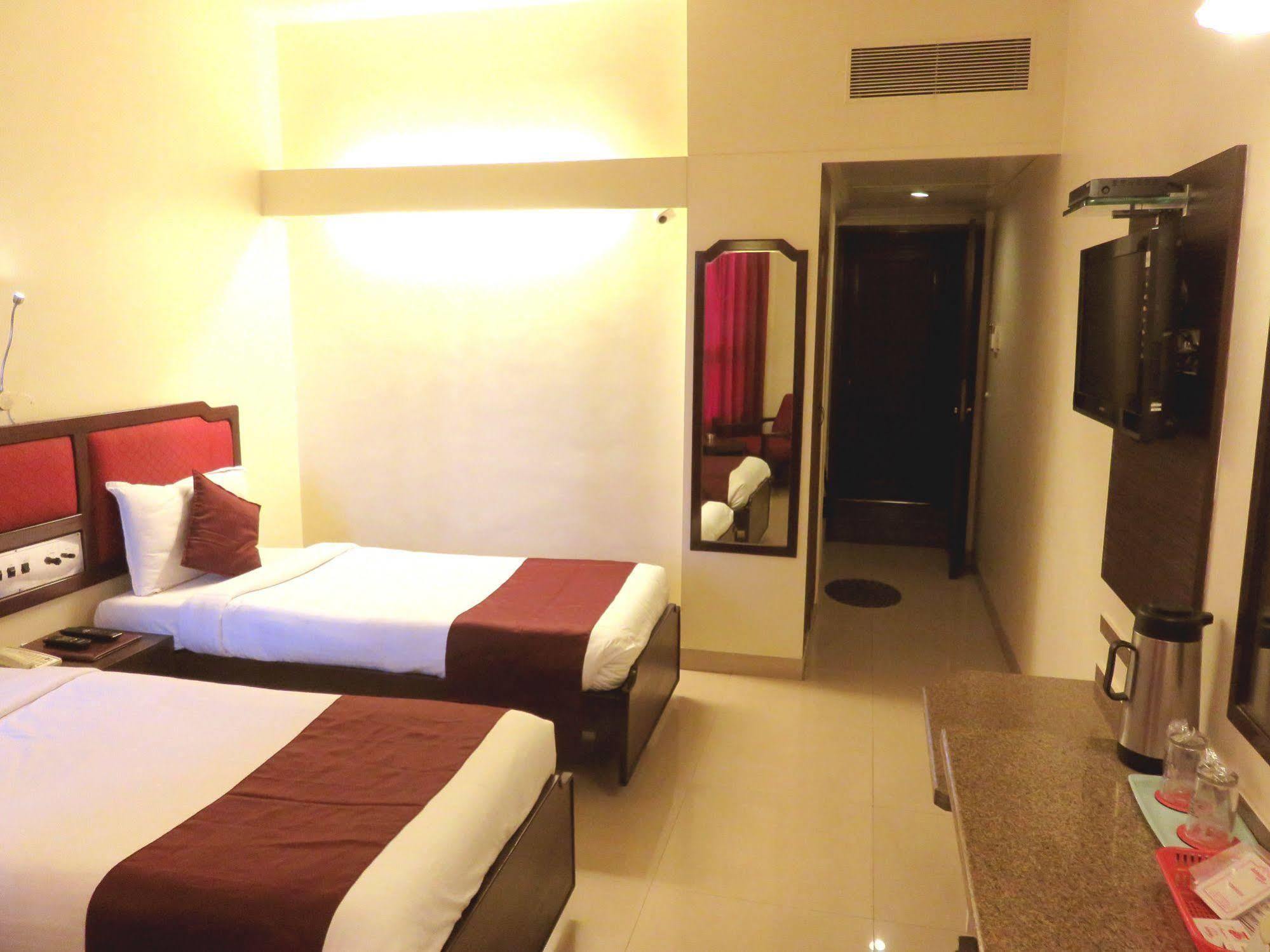 Hotel Ashish Plaza Poona Buitenkant foto