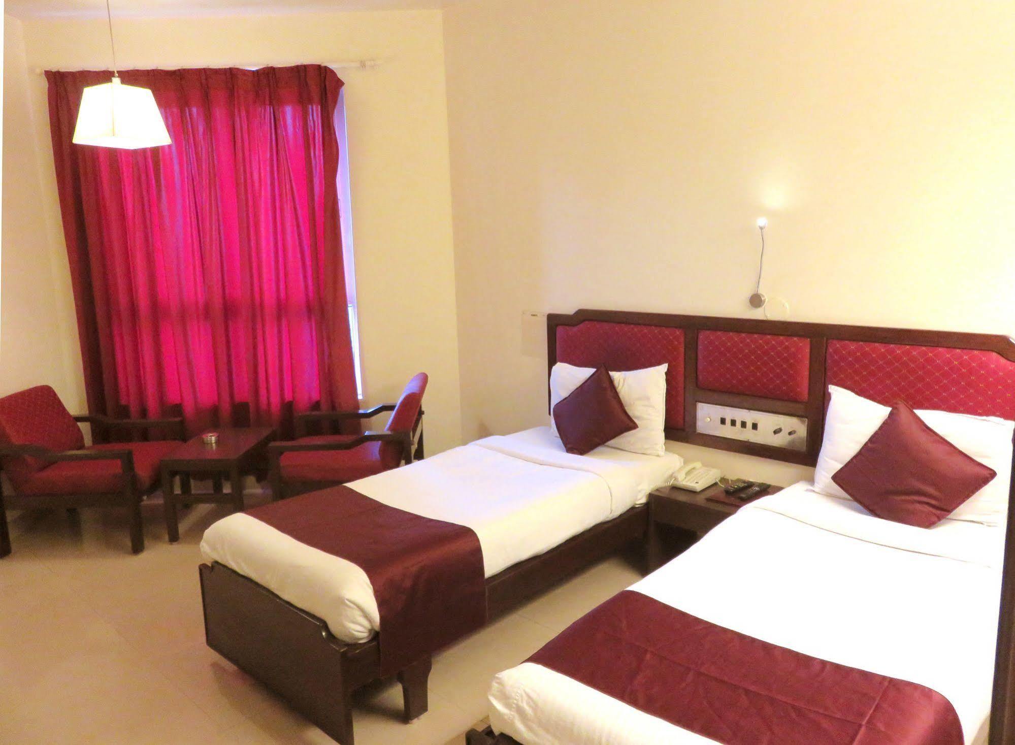 Hotel Ashish Plaza Poona Buitenkant foto