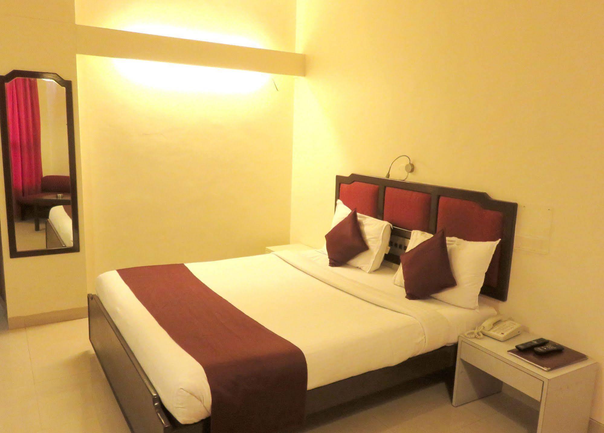 Hotel Ashish Plaza Poona Buitenkant foto